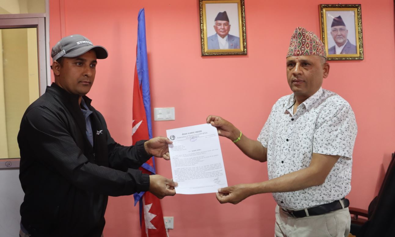 ताप्लेजुङका प्रमुख जिल्ला अधिकारी नेत्रप्रसाद शर्मालाई ध्यानाकर्षण पत्र बुझाउदै पत्रकार महासंघ ताप्लेजुङका अध्यक्ष सुवास आर्चाय